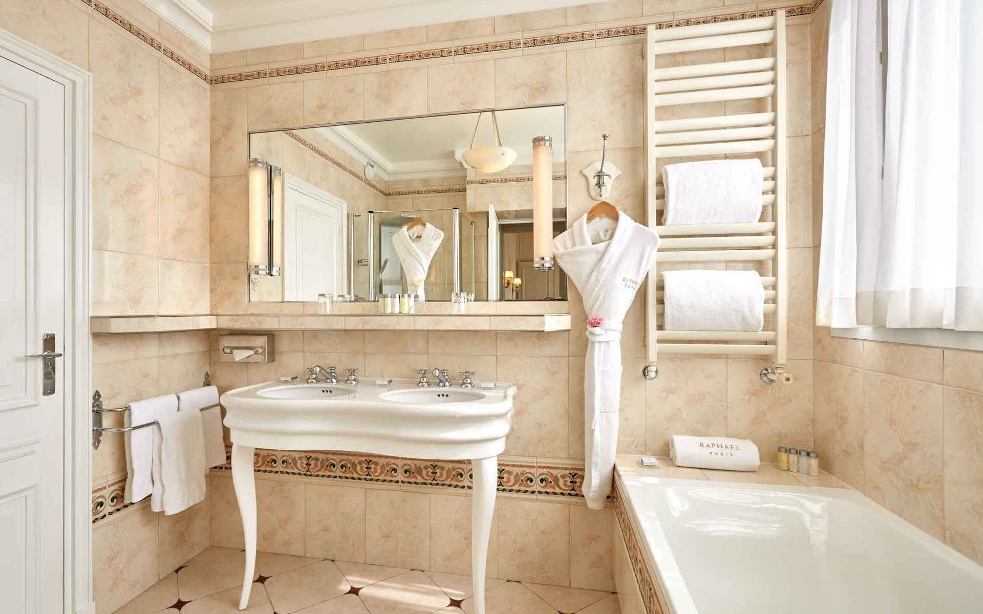 266/5-Suites/suite-terrasse-tour-eiffel/Suite Tour Eiffel Bathroom -  Hotel Raphael Paris.jpg